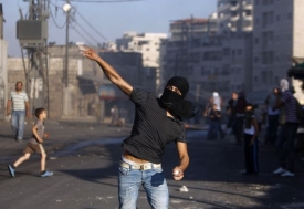 Palestinec při střetu s izraelskou polici&iacute;.
